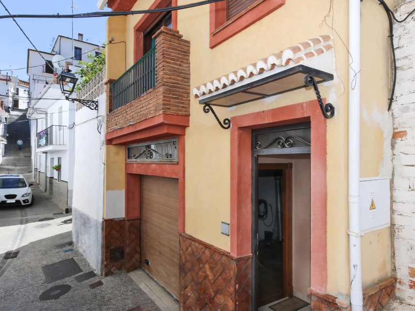 4-bedroom townhouse with garage for sale in Alozaina village